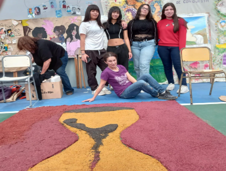Foto de los estudiantes junto con el dibujo del reloj de arena en el piso