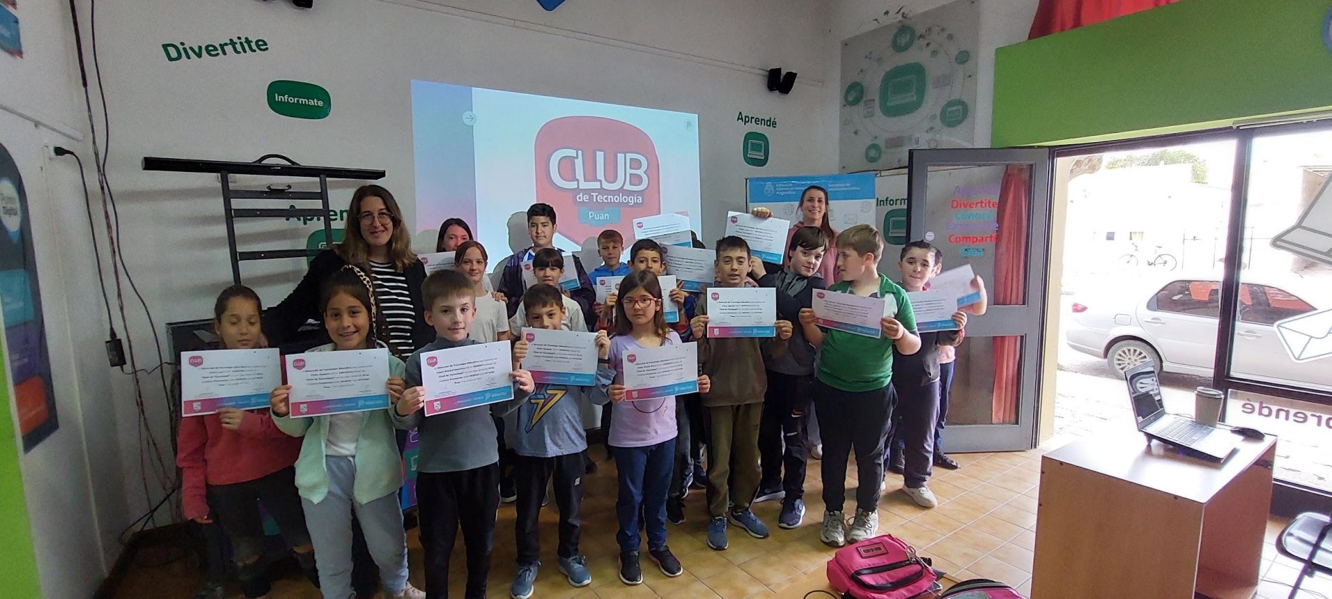 Fotografía de estudiantes con certificados del club de tecnología