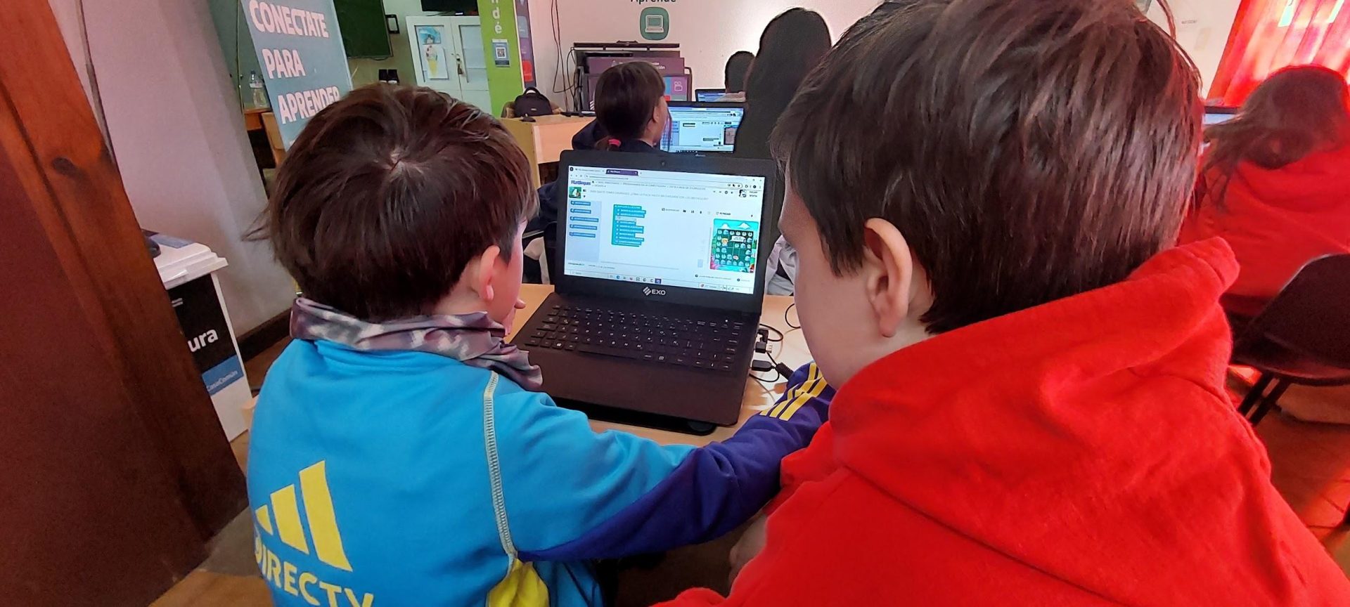 Dos estudiantes con una computadora