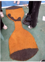 Dibujo de un reloj de arena en el piso