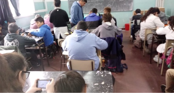 Estudiantes trabajando en un aula