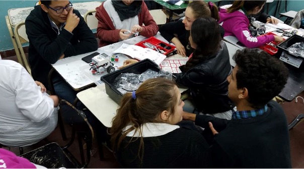 Estudiantes trabajando sobre una mesa