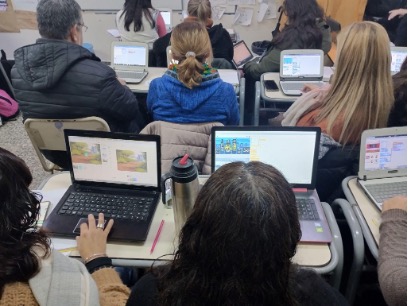 Fotografía de docentes trabajando con computadoras