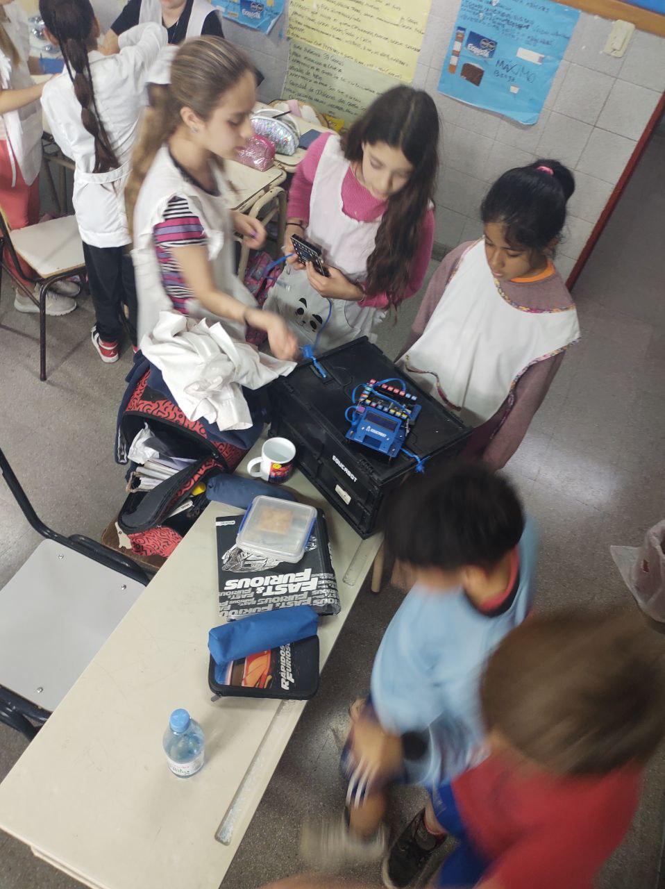 Fotografía de estudiantes trabajando con un robot