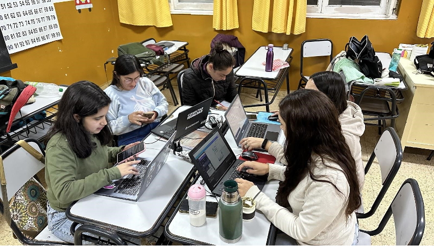 Estudiantes trabajando con computadoras en un aula