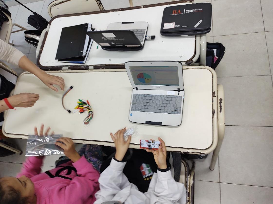 Fotografía de estudiantes y computadoras